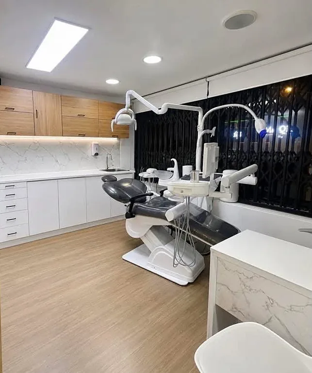 Consultorio de CEDAR Perú: sillón dental, lámpara y muebles de trabajo