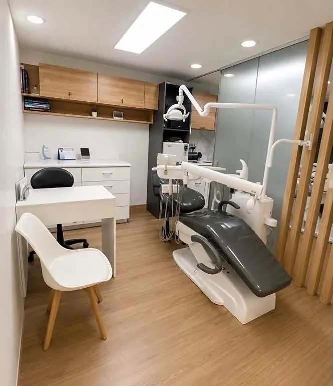 Consultorio de CEDAR Perú: escritorio de consulta junto al sillón dental
